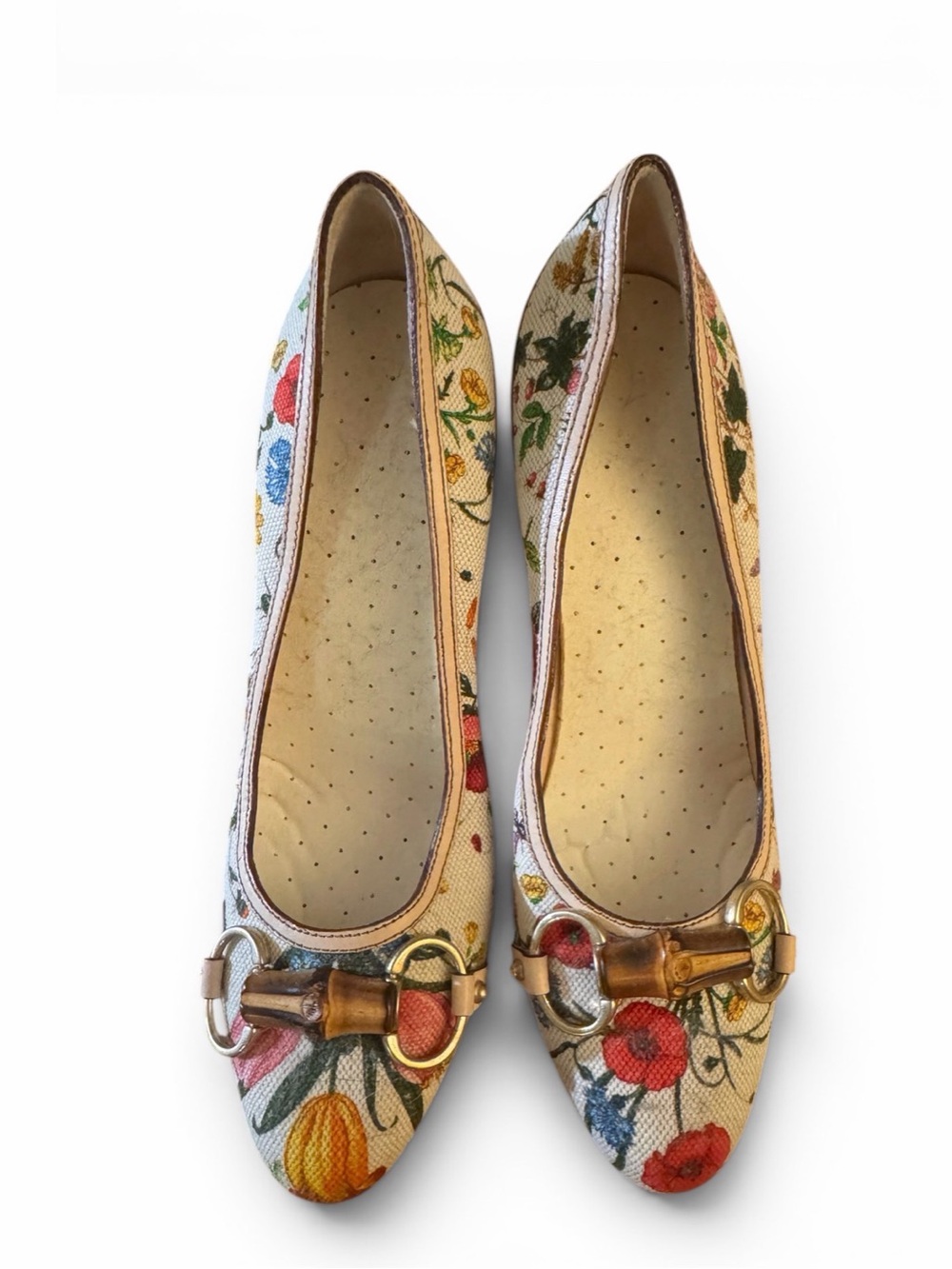 Gucci Floral Embroidered Beige Pumps with Bow Accent - Picture 2 of 5